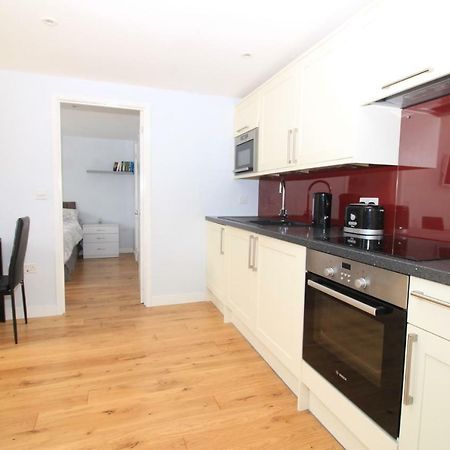 Beautiful Modern Apartment In Бат Экстерьер фото